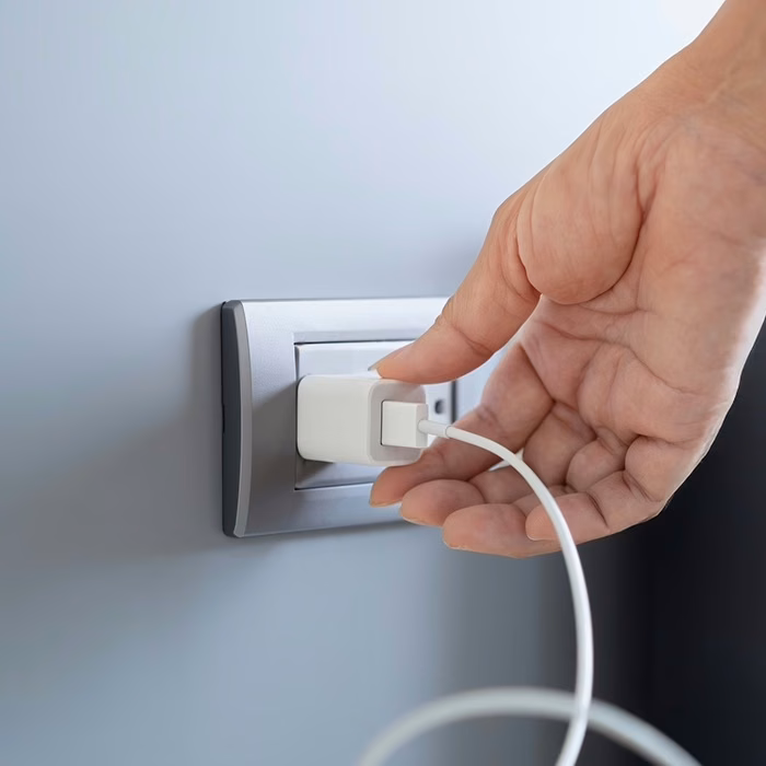Câble USB de la lampe branché sur un adaptateur mural