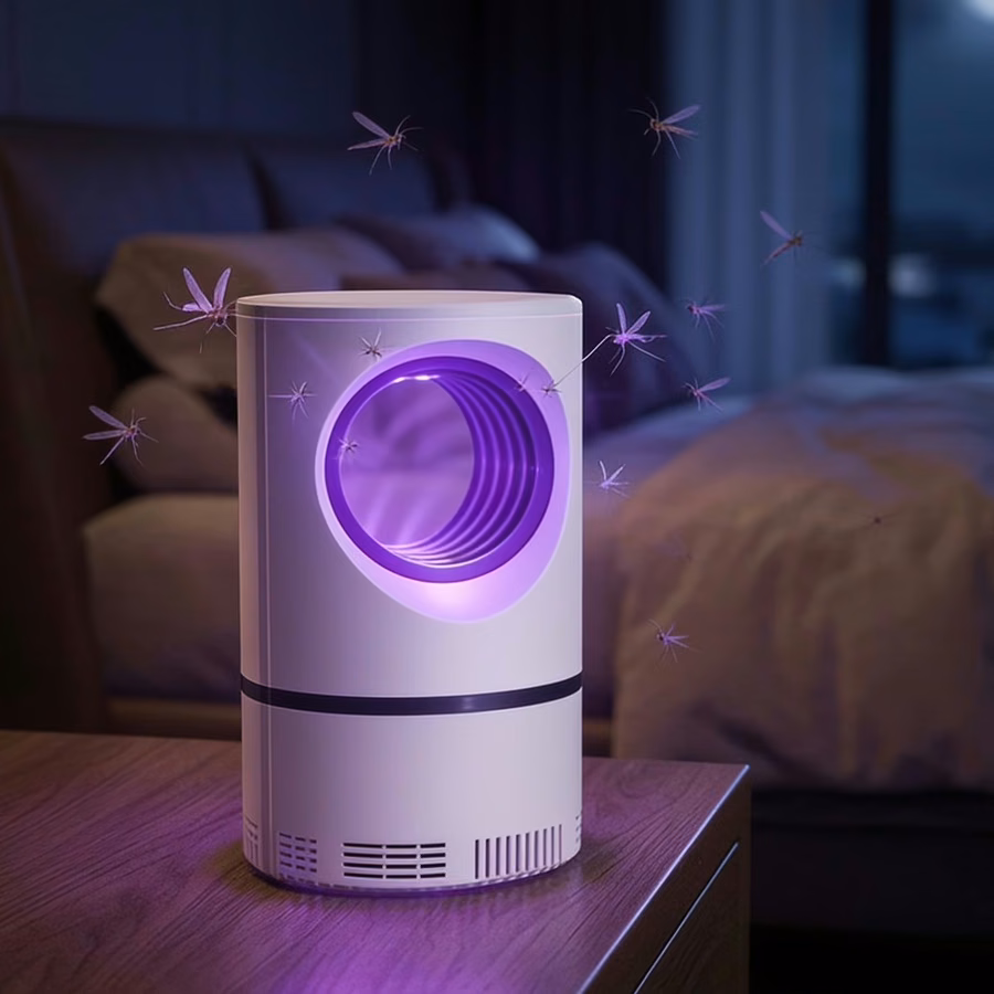 Lampe ZapiTrap allumée sur une table de chevet dans une chambre la nuit